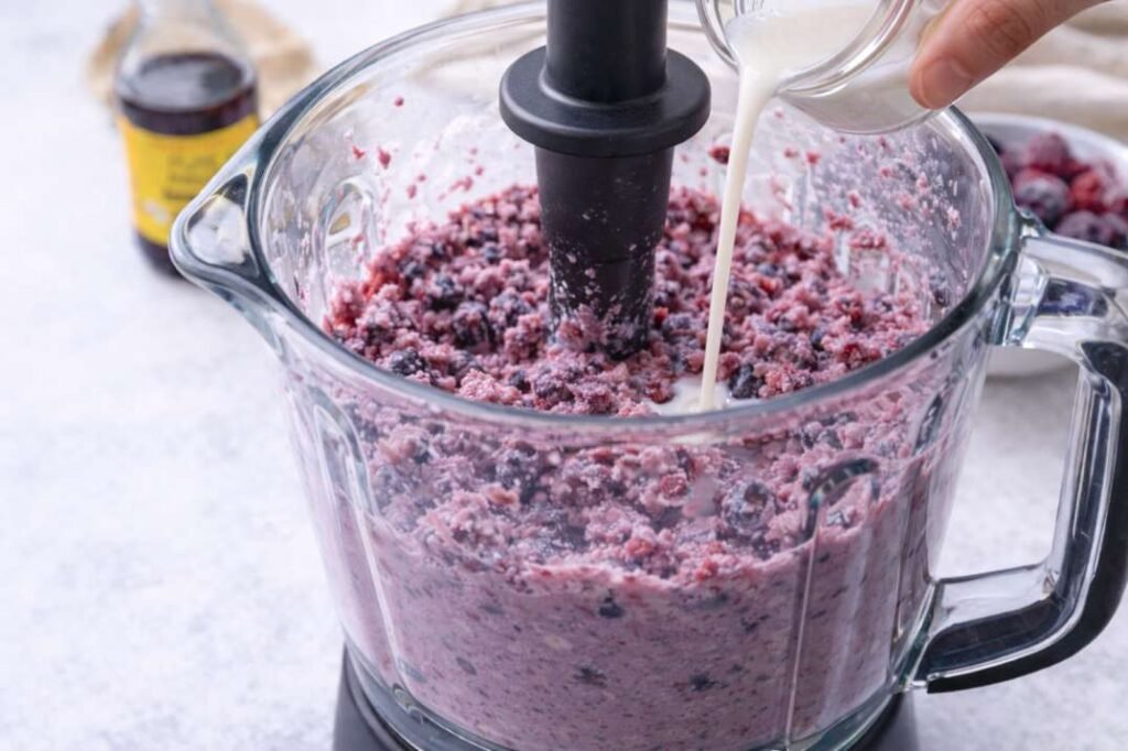 Best Vanilla Berry Smoothie Bowl Recipe for a Thick, Spoon able Texture 6 Adding milk to thicken smoothie bowl